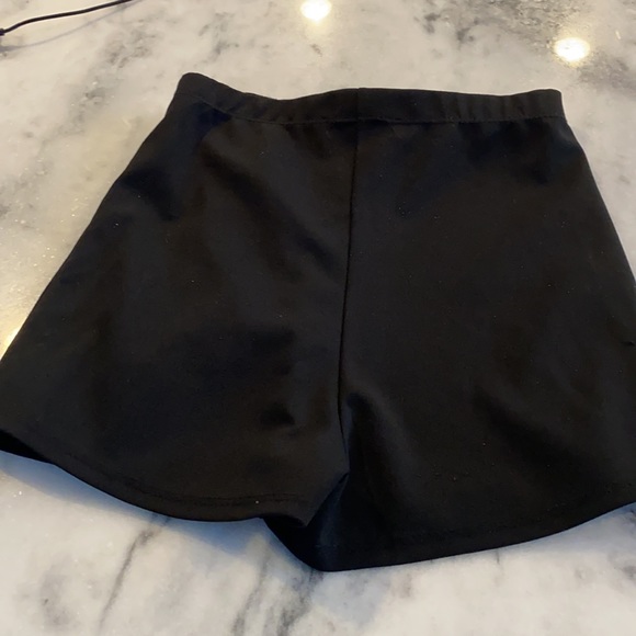 Women’s Skirt/skort-shorts underneath 
Size XS - Picture 5 of 7